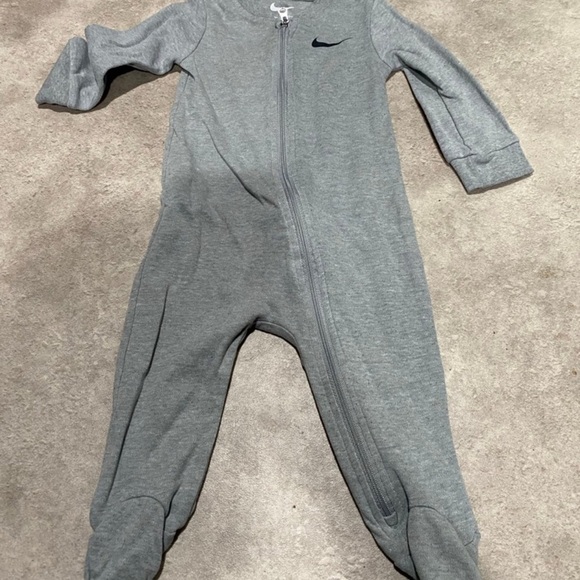 Baby boys Nike gray logo footed zip up sleeper lightweight 9m - Picture 1 of 1